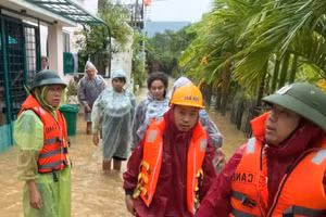 Công an cứu du khách bị mắc kẹt trong nhà do nước lũ bao vây. 
