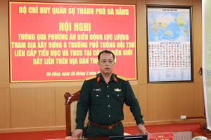 Đại tá Trần Hữu Ích, Chỉ huy Trưởng Bộ Chỉ huy Quân sự thành phố Đà Nẵng chủ trì hội nghị. 