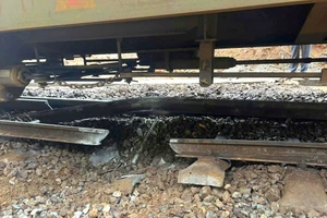 Đá rơi làm gãy đường ray. Ảnh: Đơn vị cung cấp