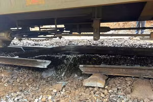 Đá rơi làm gãy đường ray. Ảnh: Đơn vị cung cấp