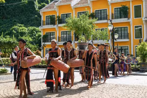 Người đồng bào Cơ Tu tham gia làm du lịch tại Khu Du lịch sinh thái Cổng trời Đông Giang. Ảnh: P.Q