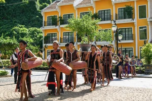 Người đồng bào Cơ Tu tham gia làm du lịch tại Khu Du lịch sinh thái Cổng trời Đông Giang. Ảnh: P.Q
