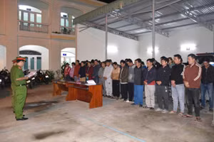 Công an tống đạt quyết định khởi tố vụ án, khởi tố các bị can liên quan đường dây đánh bạc và tổ chức đánh bạc.