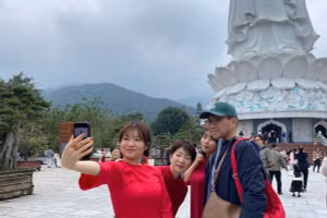 Du khách Hàn Quốc “check-in” tại chùa Linh Ứng trên bán đảo Sơn Trà (TP Đà Nẵng). 