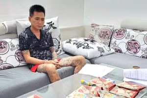 Châu Vĩnh Phú cùng tang vật. (Ảnh: CACC)