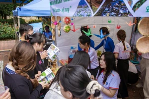 Sinh viên mô phỏng Hội chợ triển lãm du lịch.