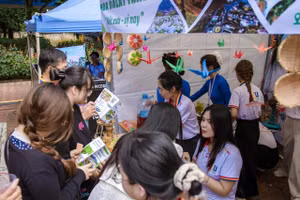 Sinh viên mô phỏng Hội chợ triển lãm du lịch. 