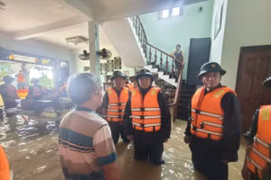 Đại tá Lương Đình Chung, Bí thư Đảng ủy, Chính ủy Quân khu thăm và kiểm tra lực lượng giúp dân của Trung đoàn 971 tại thôn Tây An, phường Hòa Xuân. 