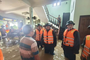 Đại tá Lương Đình Chung, Bí thư Đảng ủy, Chính ủy Quân khu thăm và kiểm tra lực lượng giúp dân của Trung đoàn 971 tại thôn Tây An, phường Hòa Xuân.