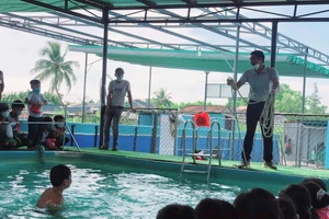 Dạy bơi cho học sinh tiểu học ở Quảng Nam.