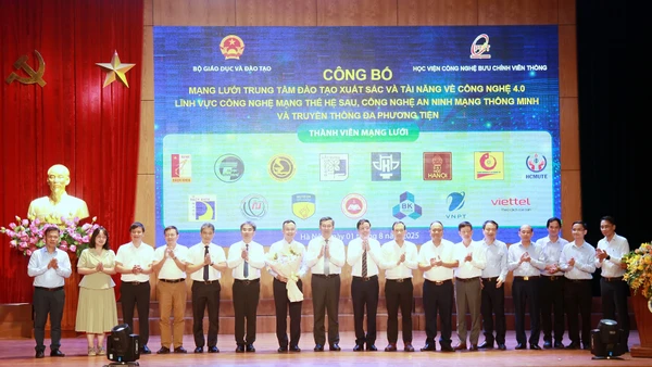 Thứ trưởng Nguyễn Văn Phúc tặng hoa chúc mừng đại diện 7 mạng lưới trung tâm đào tạo xuất sắc.
