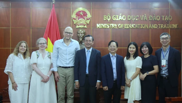 Các đại biểu chụp ảnh lưu niệm.