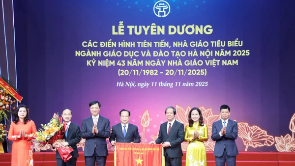 Bí thư Thành ủy Hà Nội Nguyễn Duy Ngọc, Bộ trưởng Bộ Giáo dục và Đào tạo Nguyễn Kim Sơn trao Cờ Thi đua xuất sắc của Chính phủ tặng Sở Giáo dục và Đào tạo Hà Nội.