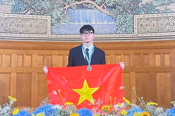 Em Lương Đức Gia Bảo giành Huy chương Bạc Olympic Vật lý châu Âu (EuPhO) năm 2026.