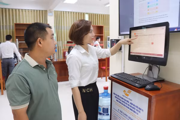 Trung tâm phục vụ hành chính công phường Vĩnh Yên (Phú Thọ) được thí điểm ứng dụng AI trong giải quyết công việc.