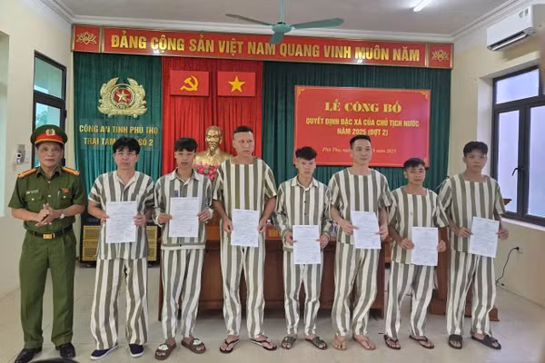 Lãnh đạo Trại tạm giam số 2 , Công an tỉnh trao Quyết định đặc xá.