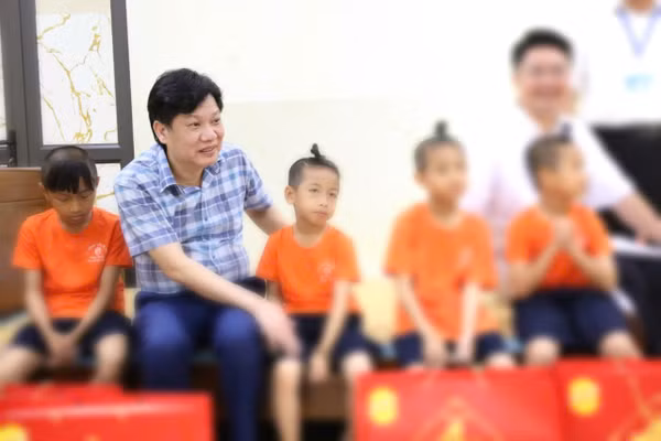 Ông Hoàng Xuân Đoài – Phó Giám đốc Sở Y tế Phú Thọ thăm và tặng quà 4 trẻ được tiếp nhận vào Trung tâm công tác xã hội Vĩnh Phúc.