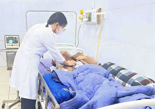 Bác sĩ thăm khám cho bệnh nhân N.V.T