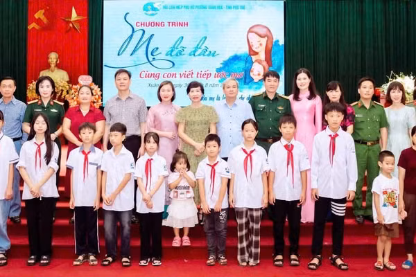 Hội Liên hiệp Phụ nữ phường Xuân Hòa (Phú Thọ) kết nối đỡ đầu 11 trẻ em mồ côi.