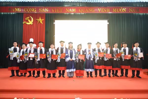 Đại diện Trường ĐH Luật HN trao bằng cho tân cử nhân