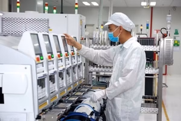 Dây chuyền hiện đại sản xuất linh kiện điện tử tại Công ty TNHH Valuetronic Việt Nam, KCN Thăng Long Vĩnh Phúc, xã Bình Xuyên (Phú Thọ). Ảnh: Thế Hùng.