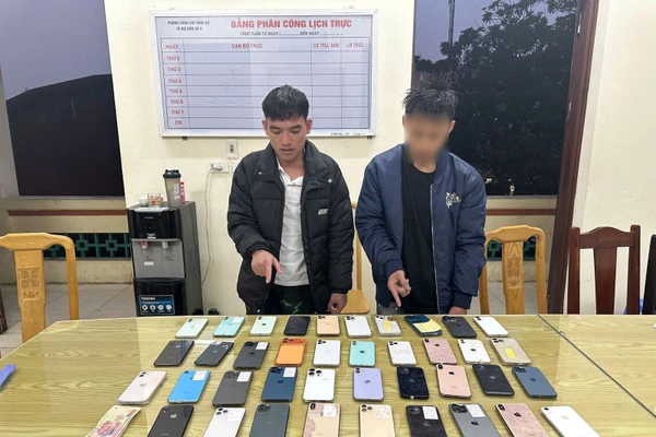 Hà Văn Tuấn (bên trái) và Hà Hiếu H. bị bắt giữ cùng tang vật vụ án.