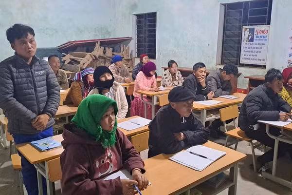 Lớp học xóa mù chữ tại xã Sà Phìn, tỉnh Tuyên Quang.