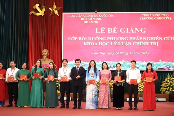 PSG, TS Hoàng Phúc Lâm trao chứng chỉ có các học viên Lớp bồi dưỡng phương pháp nghiên cứu khoa học lý luận chính trị.