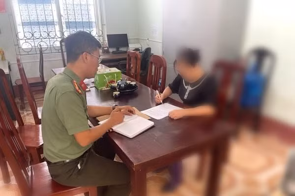 Công an giải thích cho bà H. về thủ đoạn của những kẻ lừa đảo. Ảnh: Công an xã Lập Thạch