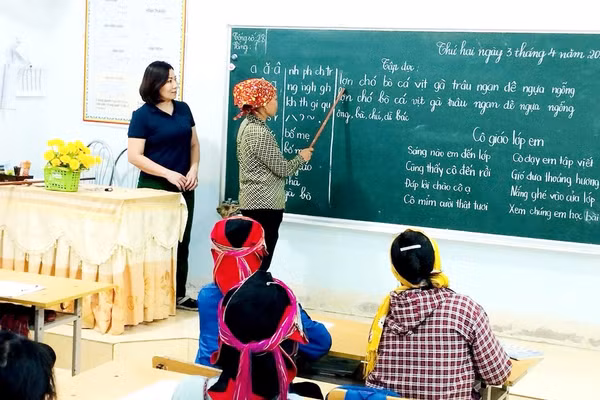 Học viên lớp xóa mù chữ tại trường Tiểu Học B, xã Minh Tân, tỉnh Tuyên Quang trong giờ học.