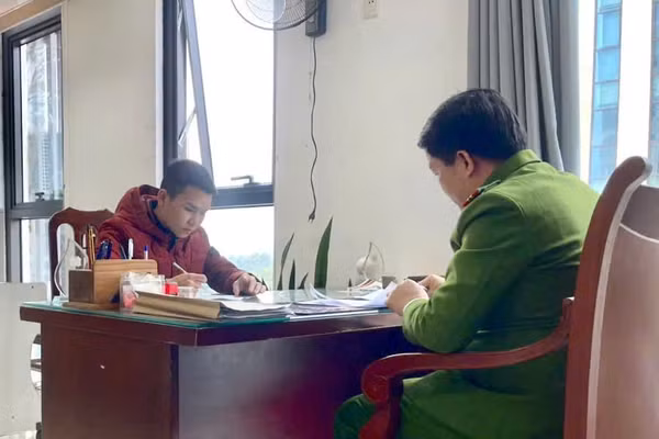 Cơ quan Cảnh sát điều tra làm việc với Đinh Minh Quang. Ảnh: Công an tỉnh Phú Thọ
