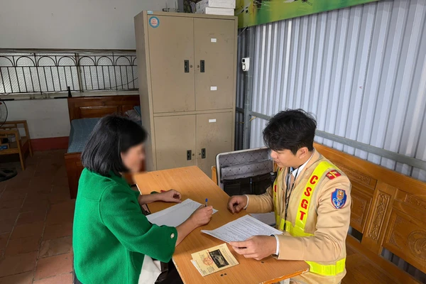 Lực lượng CSGT làm việc với nữ lái xe. Ảnh: Nguyễn Hinh
