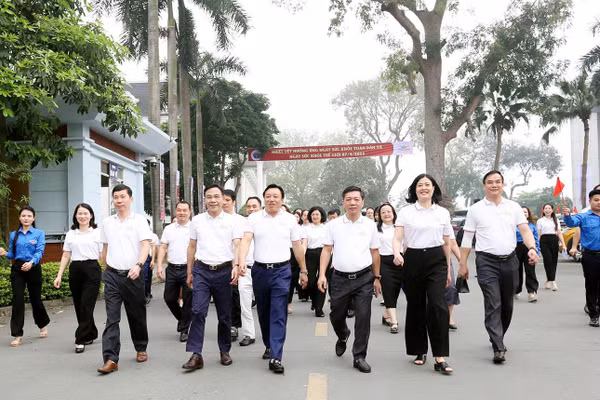 Đại biểu và người dân tham gia diễu hành đi bộ, cổ vũ phong trào rèn luyện thể dục, thể thao trong cộng đồng ở Phú Thọ.