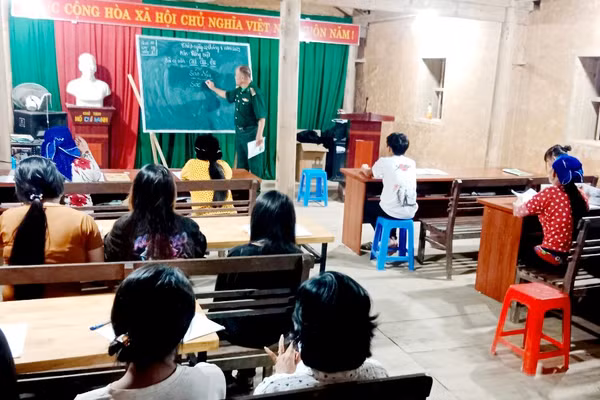 Cán bộ Đồn Biên phòng Phó Bảng, tỉnh Tuyên Quang tổ chức lớp dạy xóa mù chữ cho đồng bào.