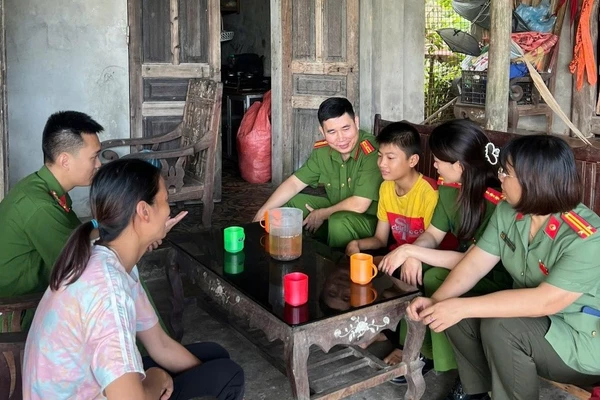 Cán bộ Công an xã Thanh Sơn thăm hỏi, động viên cháu Dương. 