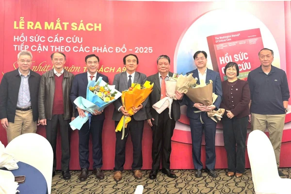 Đại biểu tặng hoa chúc mừng nhóm Chủ biên cuốn sách.