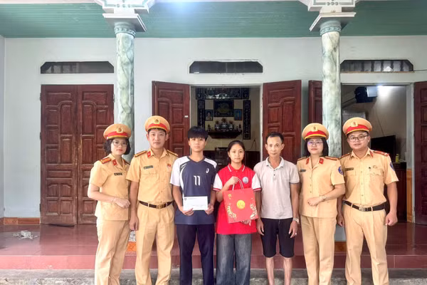 Phòng CSGT Công an tỉnh Phú Thọ trao quà “đỡ đầu” cho hai em Nguyễn Quốc Cường và Nguyễn Thị Hạnh.