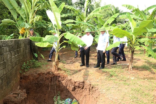 Phó Chủ tịch UBND tỉnh Phú Thọ Đinh Công Sứ kiểm tra sạt lở tại xã Hiền Quan.