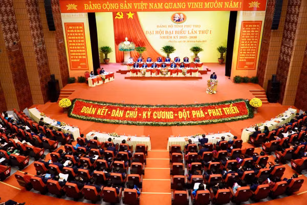 Đại hội đại biểu Đảng bộ tỉnh Phú Thọ lần thứ I, có sự tham dự của 500 đại biểu, đại diện cho hơn 257.000 Đảng viên trong toàn Đảng bộ. 