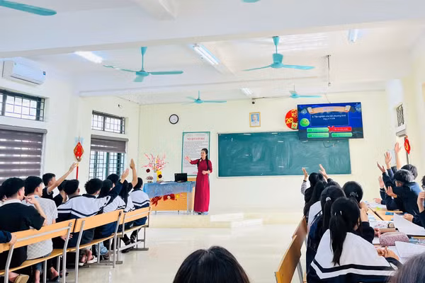 Giờ lên lớp của cô và trò Trung tâm GDNN-GDTX Yên Lạc.