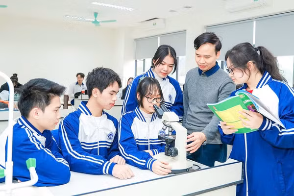 Học sinh Trường THPT Chuyên Vĩnh Phúc say mê thực hành trong phòng thí nghiệm hiện đại.