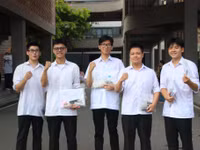 Thí sinh hoàn thành bài thi môn Toán tại Điểm thi THPT Phan Đình Phùng (Hà Tĩnh). Ảnh: Hồ Phương