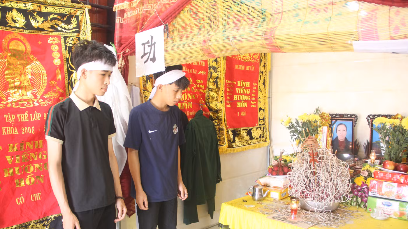 Bố mẹ cùng lúc ra đi để lại 2 anh em bơ vơ trước ngưỡng cửa tương lai.