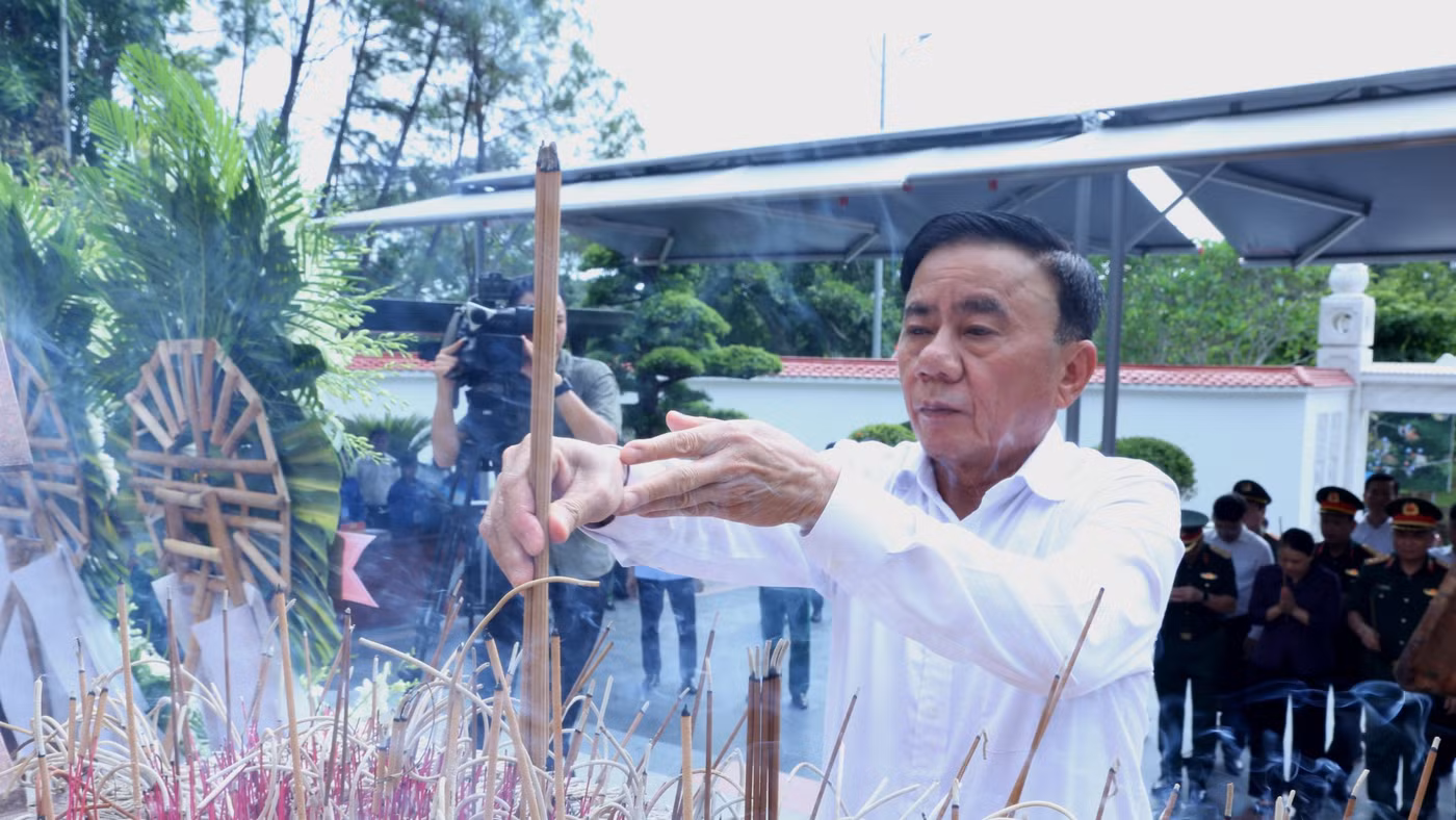 Thường trực Ban Bí thư Trần Cẩm Tú dâng hương tại Ngã ba Đồng Lộc (Hà Tĩnh).