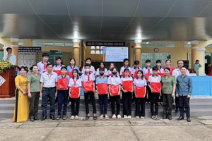 Hội Phụ nữ Công an tỉnh Vĩnh Long trao quà cho học sinh có hoàn cảnh khó khăn. Ảnh: Công an tỉnh Vĩnh Long.