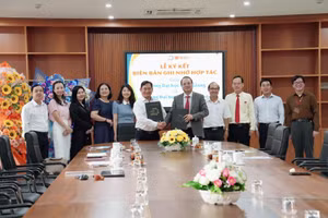 Lễ ký kết biên bản hợp tác giữa Trường ĐH Nam Cần Thơ và Trường ĐH Kiên Giang.