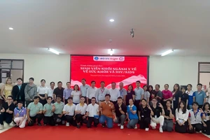 Các đại biểu, giảng viên và sinh viên tham gia chương trình giao lưu “Sinh viên khối ngành Y tế về sức khỏe và HIV/AIDS” tại TP Cần Thơ.