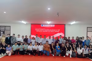 Các đại biểu, giảng viên và sinh viên tham gia chương trình giao lưu “Sinh viên khối ngành Y tế về sức khỏe và HIV/AIDS” tại TP Cần Thơ.