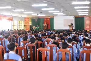 Đông đảo học sinh, sinh viên tham dự buổi truyền thông chuyên đề. Ảnh: Tuyết Khoa.