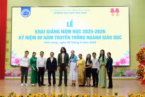 Lãnh đạo và sinh viên Trường ĐH Trà Vinh tại lễ khai giảng năm học 2025 - 2026, kỷ niệm 80 năm ngành Giáo dục.